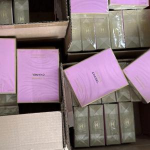 Phát hiện kho hàng chứa 10.000 chai nước hoa giả ở TPHCM