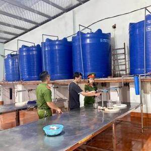 1.000 chai nước mắm bị vứt ở Quảng Nam: Hàng hết hạn bị thu hồi?