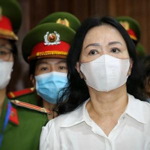 Bà Trương Mỹ Lan và các bị cáo được dẫn giải vào tòa