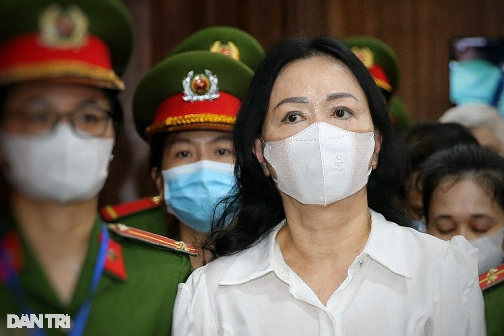 Bà Trương Mỹ Lan và các bị cáo được dẫn giải vào tòa