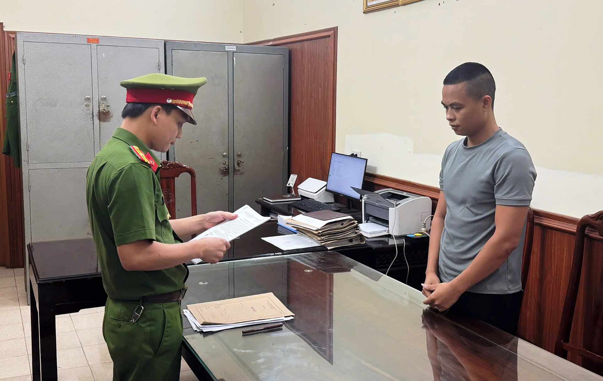 Cảnh sát khám xét kho hàng của chủ kênh TikTok Gia đình Hải Sen