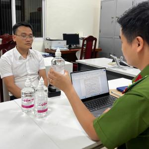 Sản xuất cồn y tế giả, một phó chủ tịch UBND thị trấn ở Hà Nội bị bắt