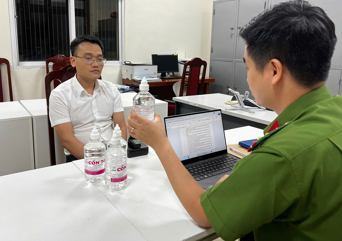 Sản xuất cồn y tế giả, một phó chủ tịch UBND thị trấn ở Hà Nội bị bắt