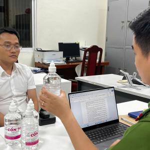 Một phó chủ tịch thị trấn ở Hà Nội bị bắt vì sản xuất cồn y tế giả