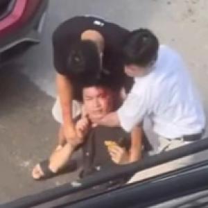 Nam thanh niên chảy máu đầu sau khi bị hỏi "có biết tao là ai không?"