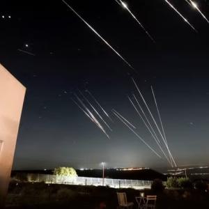 Iran phóng hơn 400 tên lửa về phía Israel