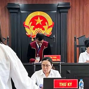 Ký hợp đồng bảo hiểm đến năm 100 tuổi, khách hàng kiện công ty bảo hiểm ra tòa