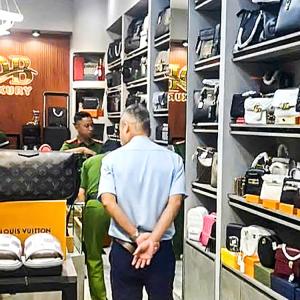 Vừa bị tạm giữ 260 đồng hồ Rolex, túi xách Gucci… nghi giả ở Long An, lại tiếp tục đưa hàng về bán