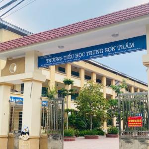 Thầy giáo bị tố gạ tình, đánh đồng nghiệp, đánh bảo vệ nhập viện vẫn được đi dạy?