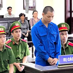 Bị 4 người vây đánh nên dùng dao tấn công lại khiến 1 người chết, lãnh 18 năm tù