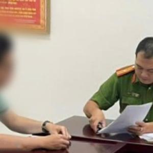 Đã xác định nam thanh niên 'thoát y' đuổi theo cô gái trong đêm trên phố Hà Nội