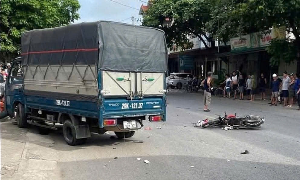 Xe tải đi lùi khiến bé gái tử vong