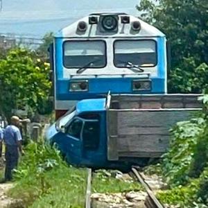 Xe tải bị tàu lửa tông