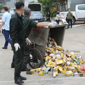 Hàng nghìn hộp thực phẩm chức năng bị vứt ở bãi rác