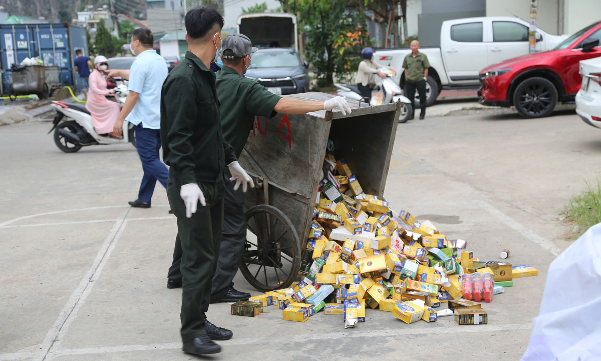 Hàng nghìn hộp thực phẩm chức năng bị vứt ở bãi rác