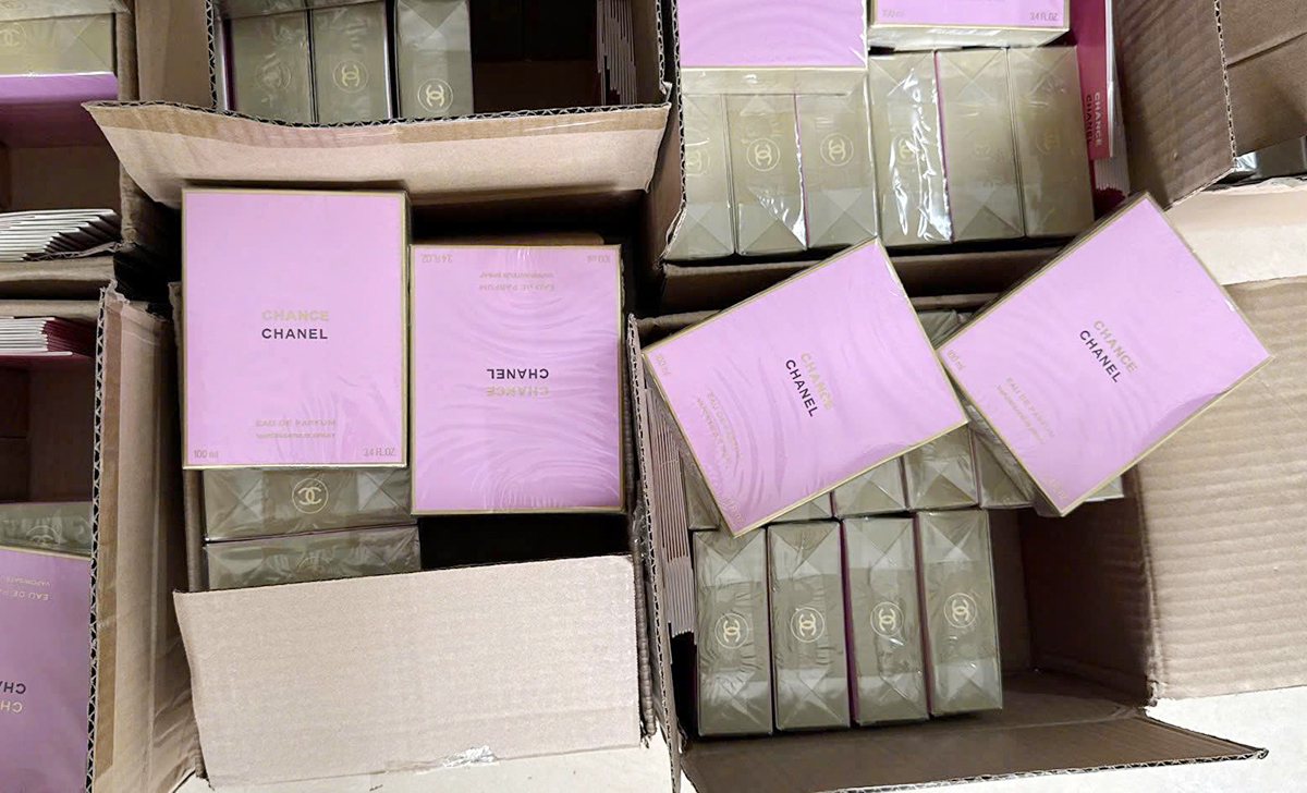 7 người bị bắt vì liên quan 10.000 lọ nước hoa Chanel, Bvlgari, Ysl giả