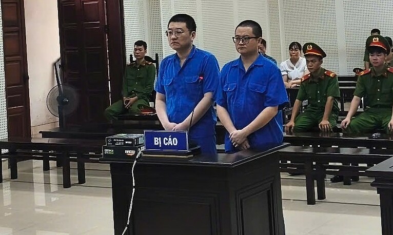 Hai người Trung Quốc bị chủ quán nước phát giác dùng tiền giả