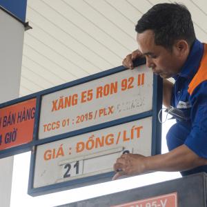 Giá xăng vượt 21.000 đồng một lít