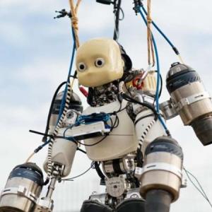 Robot hình người biết bay đầu tiên