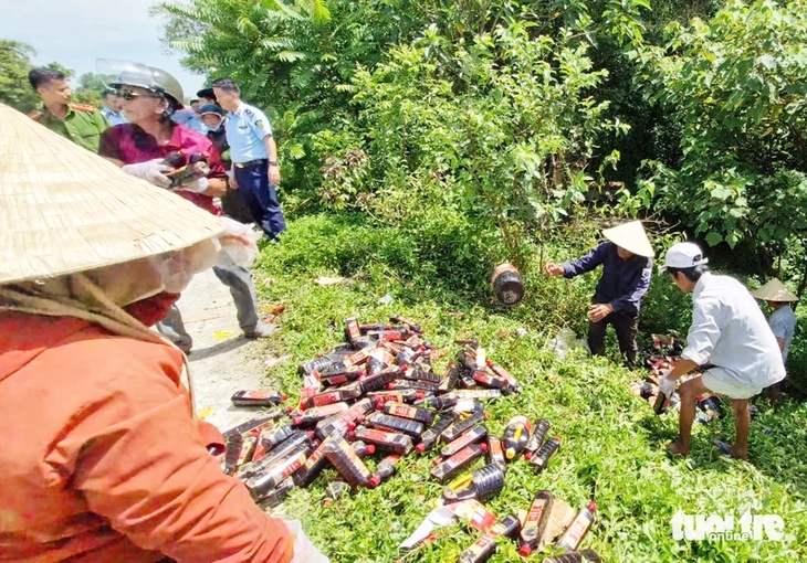 Đã thu gom hơn nghìn chai nước mắm bị vứt bỏ ở ven đường