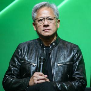 Jensen Huang chỉ trích dự báo 'AI gây thất nghiệp' của CEO Anthropic