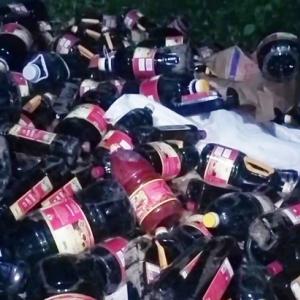 Cả nghìn chai nước mắm bị vứt bỏ ở bụi cỏ ven đường
