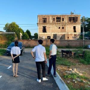 Nhà đầu tư bất động sản mắc kẹt vì “cầm đèn chạy trước ô tô”