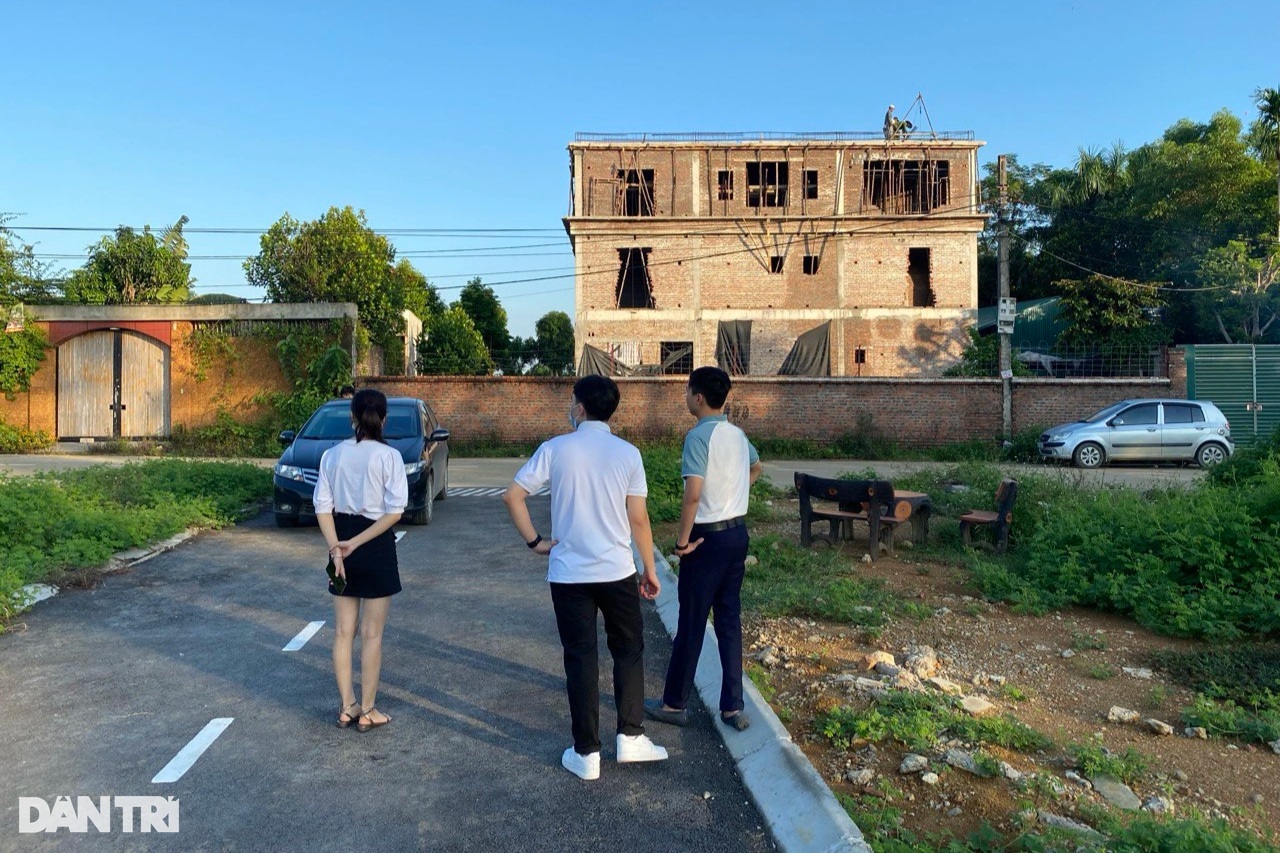 Nhà đầu tư bất động sản mắc kẹt vì “cầm đèn chạy trước ô tô”