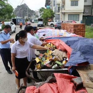 Phát hiện hàng nghìn hộp siro, yến sào, đông trùng hạ thảo... vứt ngoài bãi rác