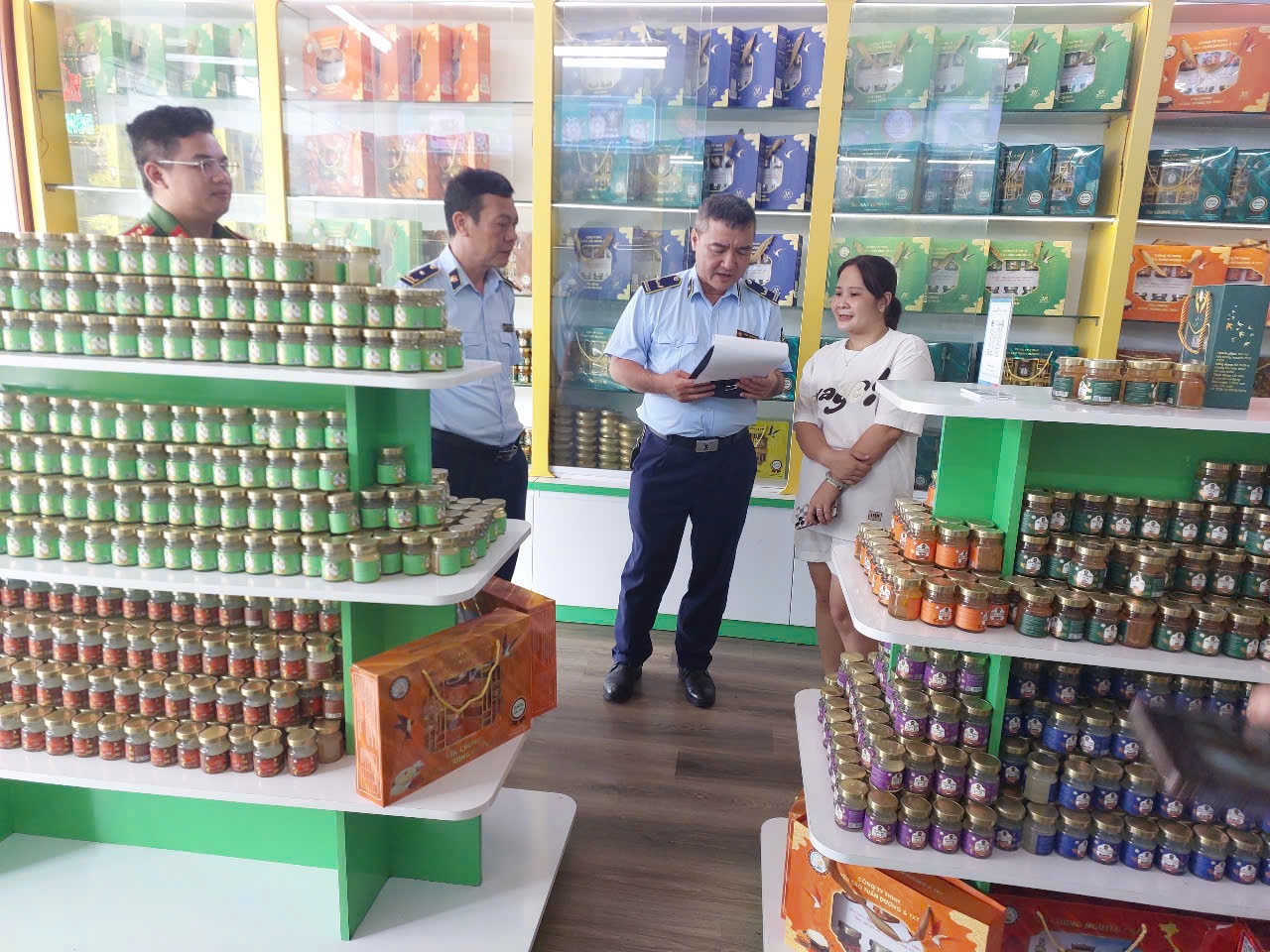 Cảnh sát phát hiện điểm đáng ngờ của công ty làm yến chưng, tạm giữ 23.000 hộp