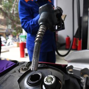 Điều gì khiến giá xăng dầu tăng, có loại tăng tới gần 1.500 đồng/lít?
