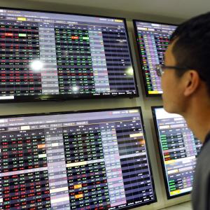 VN-Index chinh phục đỉnh 1.350 điểm, cổ phiếu Techcombank "cõng" thị trường
