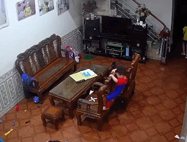 Clip “bé trai tinh nghịch gặp tai nạn nguy hiểm” nổi bật tuần qua
