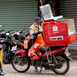 Bộ Công Thương muốn đánh thuế hàng nước ngoài giá rẻ bán qua Shopee, Lazada