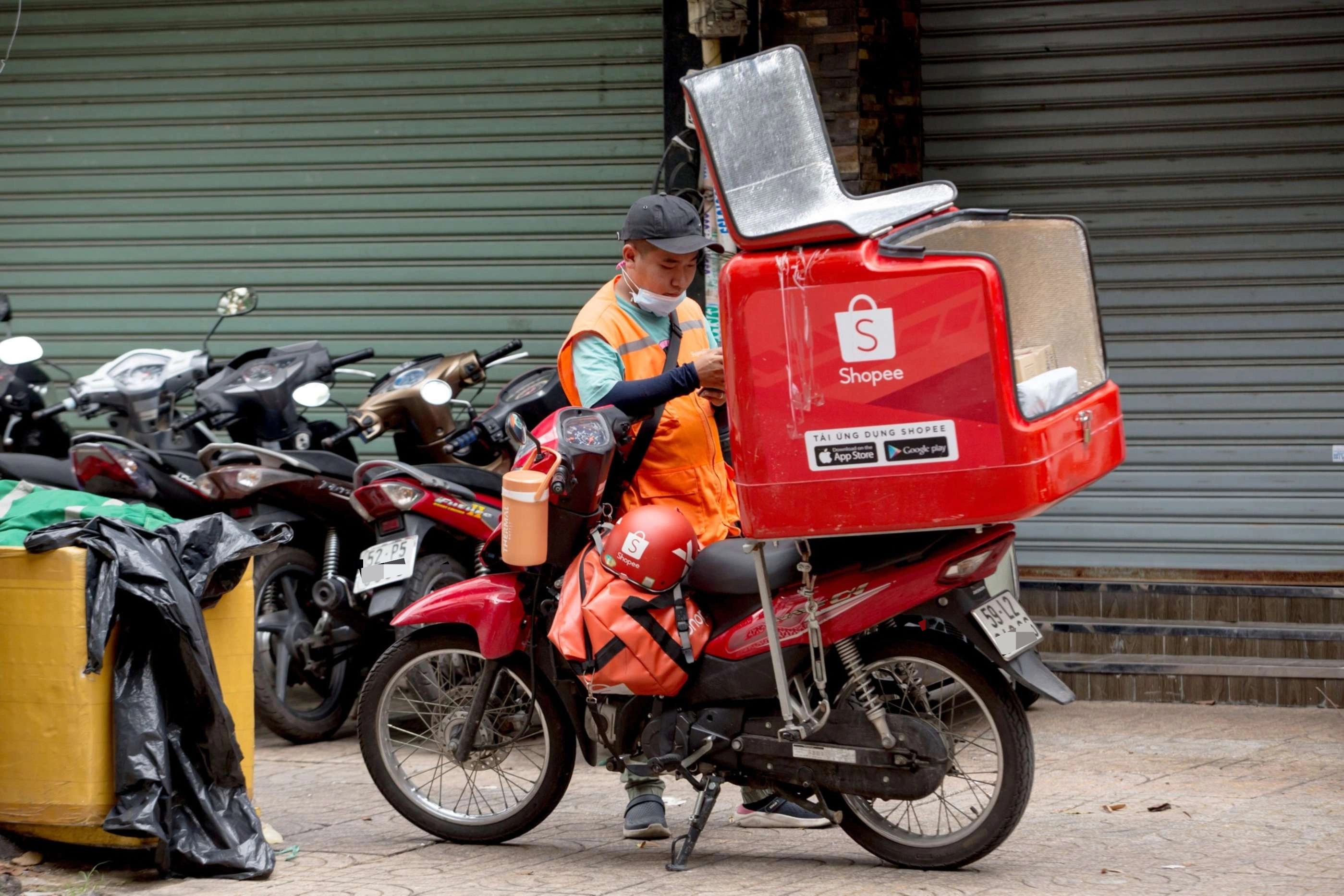 Bộ Công Thương muốn đánh thuế hàng nước ngoài giá rẻ bán qua Shopee, Lazada
