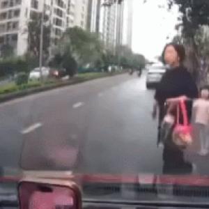 Clip “sự bất cẩn của người lớn khiến bé gái gặp nạn” nổi bật tuần qua