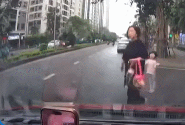 Clip “sự bất cẩn của người lớn khiến bé gái gặp nạn” nổi bật tuần qua