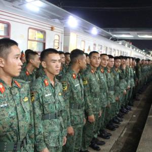 Đoàn tàu đặc biệt ra Hà Nội được chào đón trong đêm tại Đà Nẵng