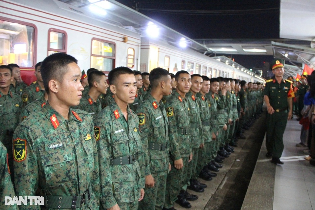 Đoàn tàu đặc biệt ra Hà Nội được chào đón trong đêm tại Đà Nẵng