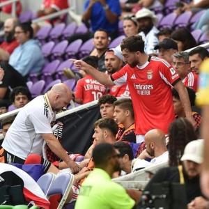 Cầu thủ chửi HLV vì bị thay ra ở Club World Cup