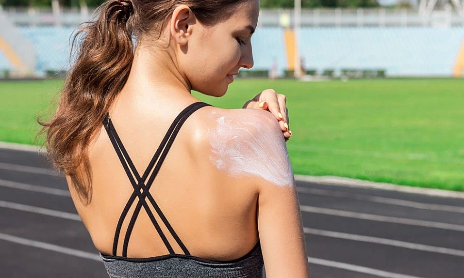Hướng dẫn dùng kem chống nắng đúng cách khi chạy bộ mùa hè