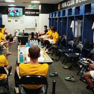 Cầu thủ dự bị của Dortmund xem trận đấu trong phòng thay đồ
