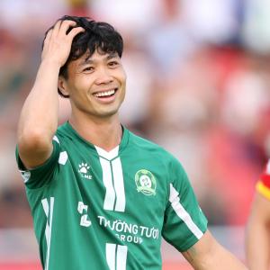 Vì sao Công Phượng nhường đàn em đá phạt đền?