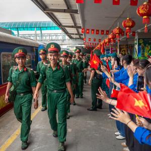 Các khối diễu binh miền Nam rạng rỡ khi tàu tới Ga Hà Nội