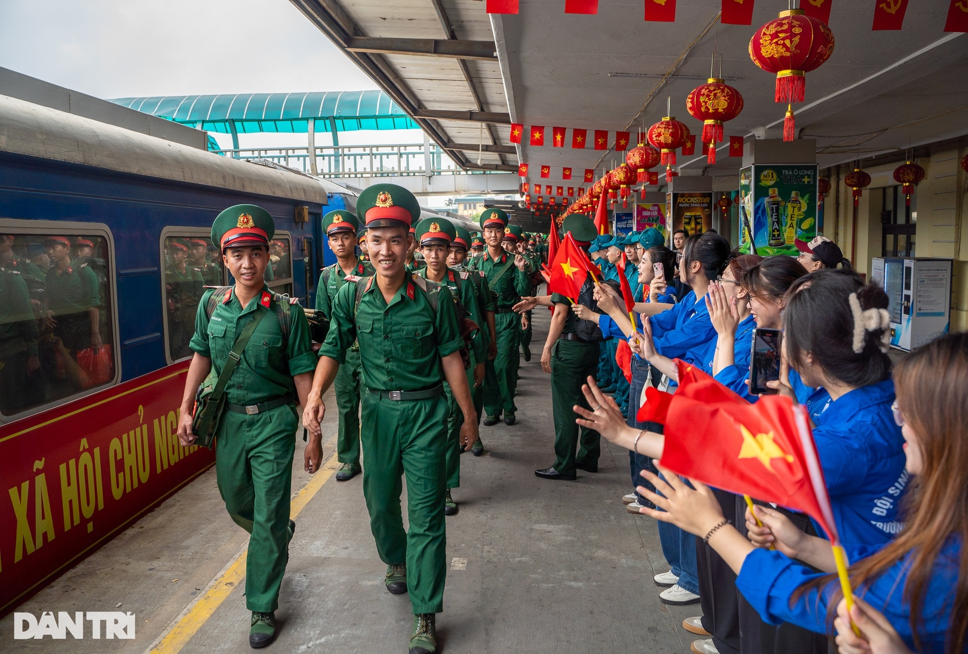 Các khối diễu binh miền Nam rạng rỡ khi tàu tới Ga Hà Nội
