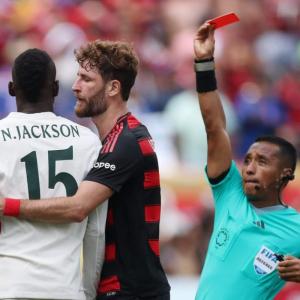 Chelsea thảm bại trước CLB Brazil