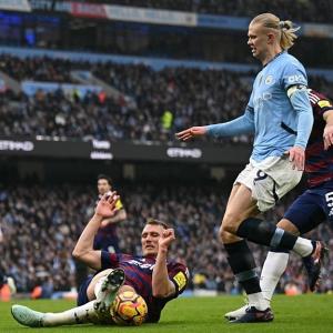Man City bị phạt 1,4 triệu USD vì trễ giờ