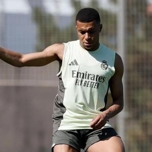Mbappe nhập viện