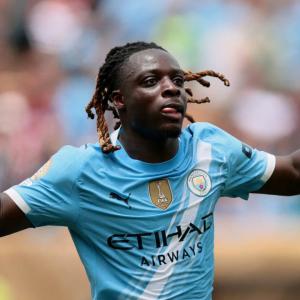 Man City thắng trận ra quân Club World Cup dù chịu thẻ đỏ