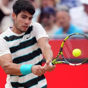 Alcaraz tiến vào chung kết Queen's Club, Medvedev đánh bại Zverev